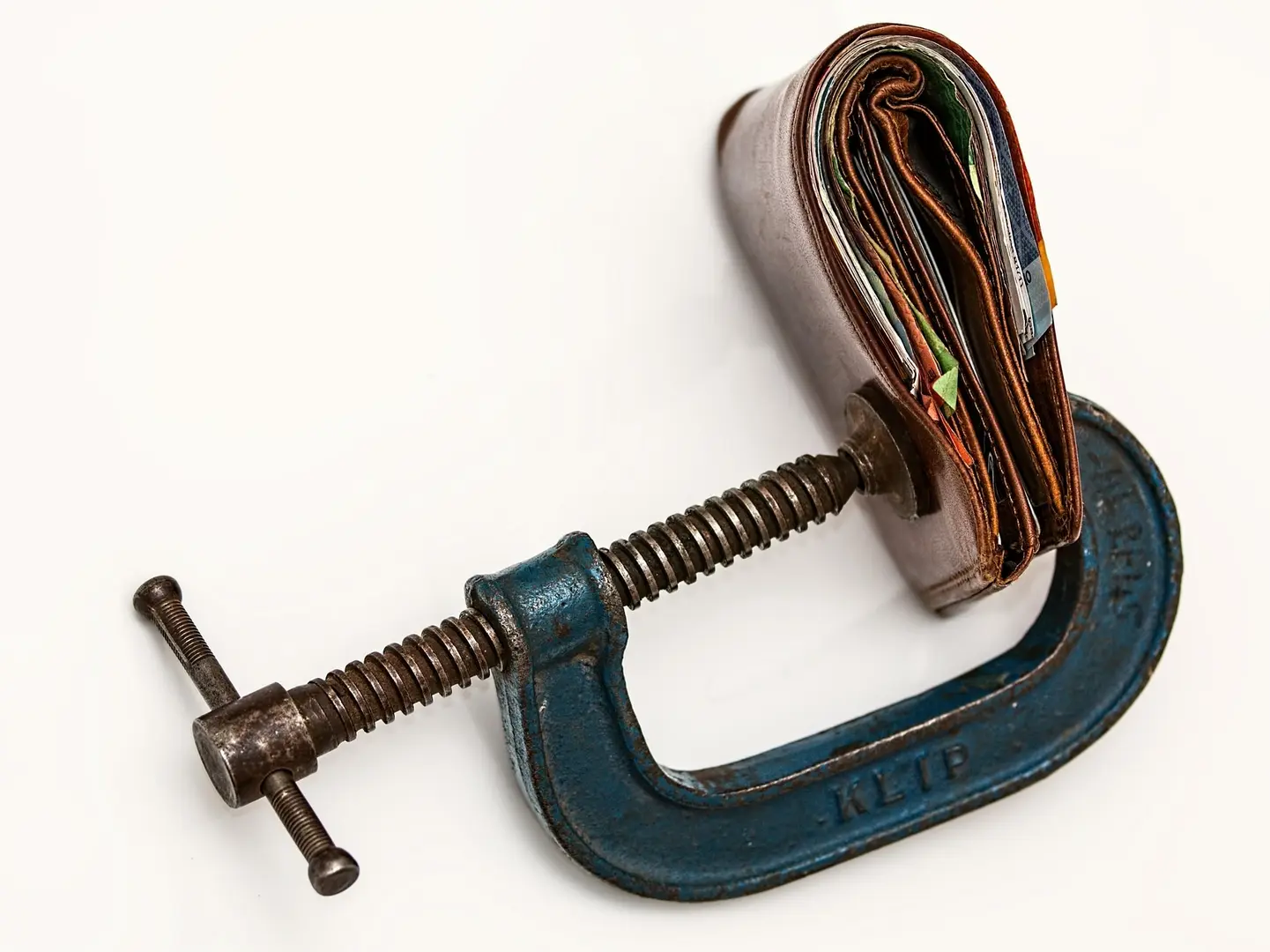 BTC, XRP, SOL, ETH Witness 'Long Squeeze' as Futures Open Interest Slides With Prices