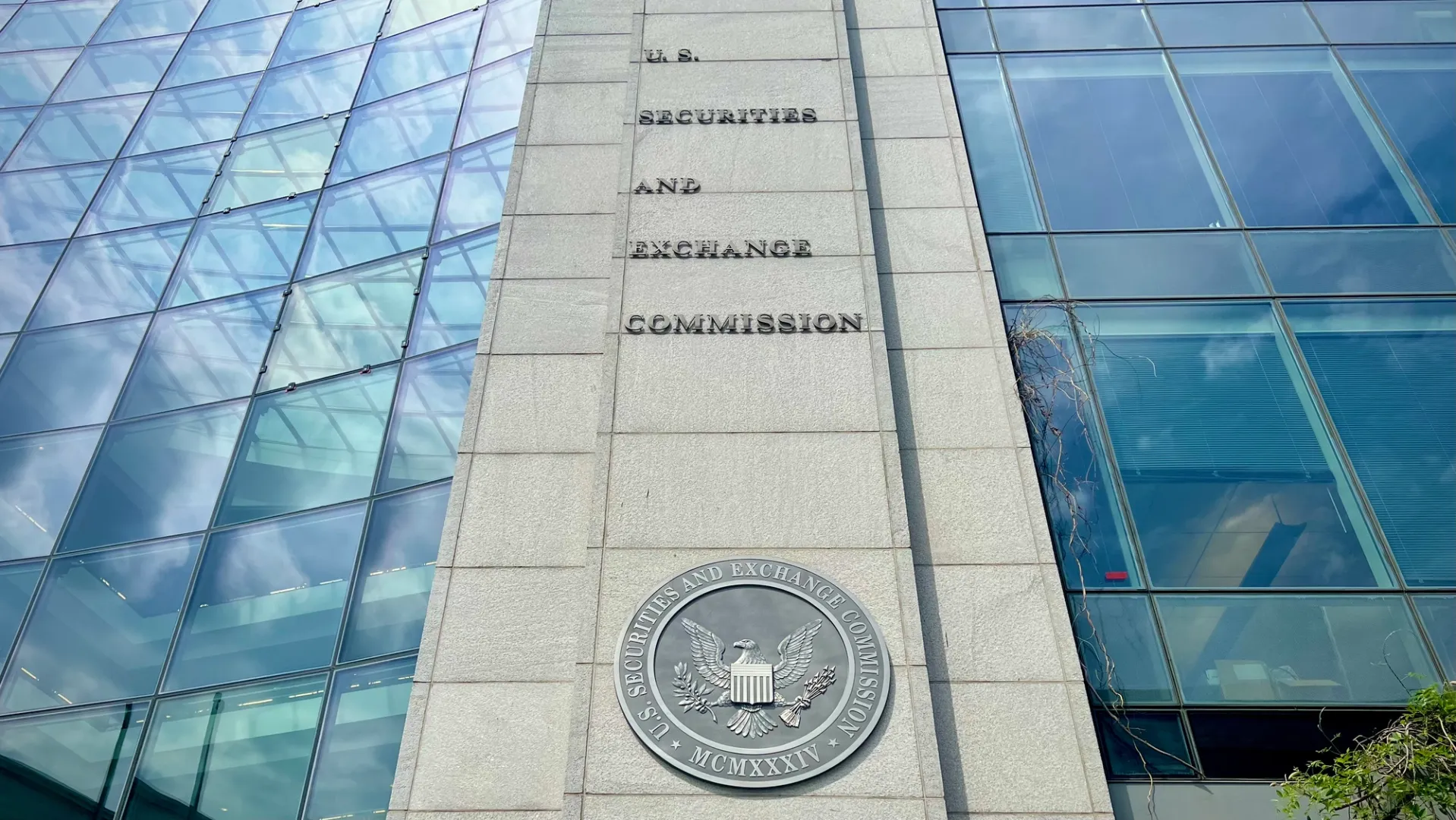 SEC Approves, Immediately Pauses Bitwise's Bid to Convert BITW Crypto Index Fund to ETF